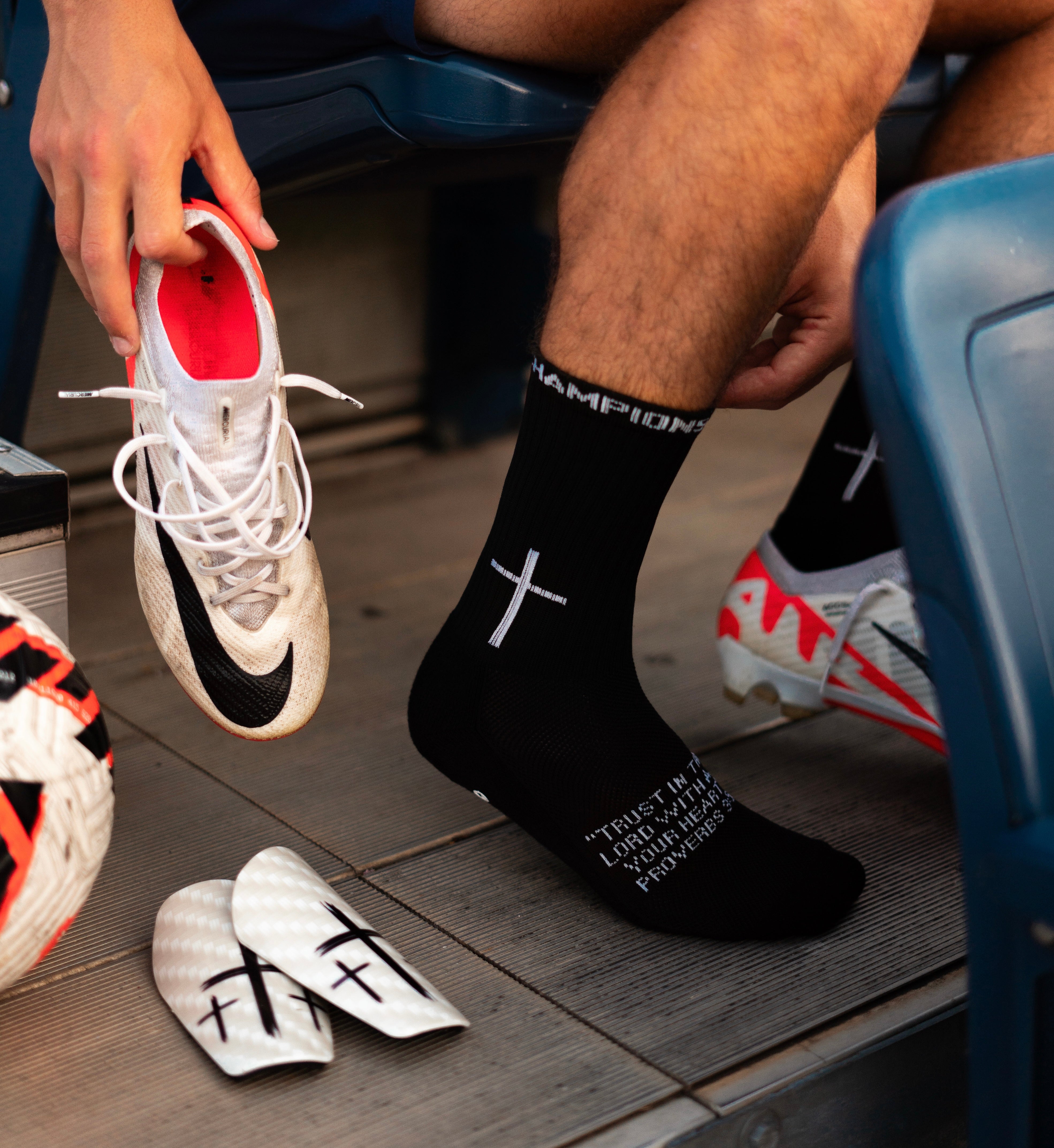 'CROSS' GRIP SOCKS