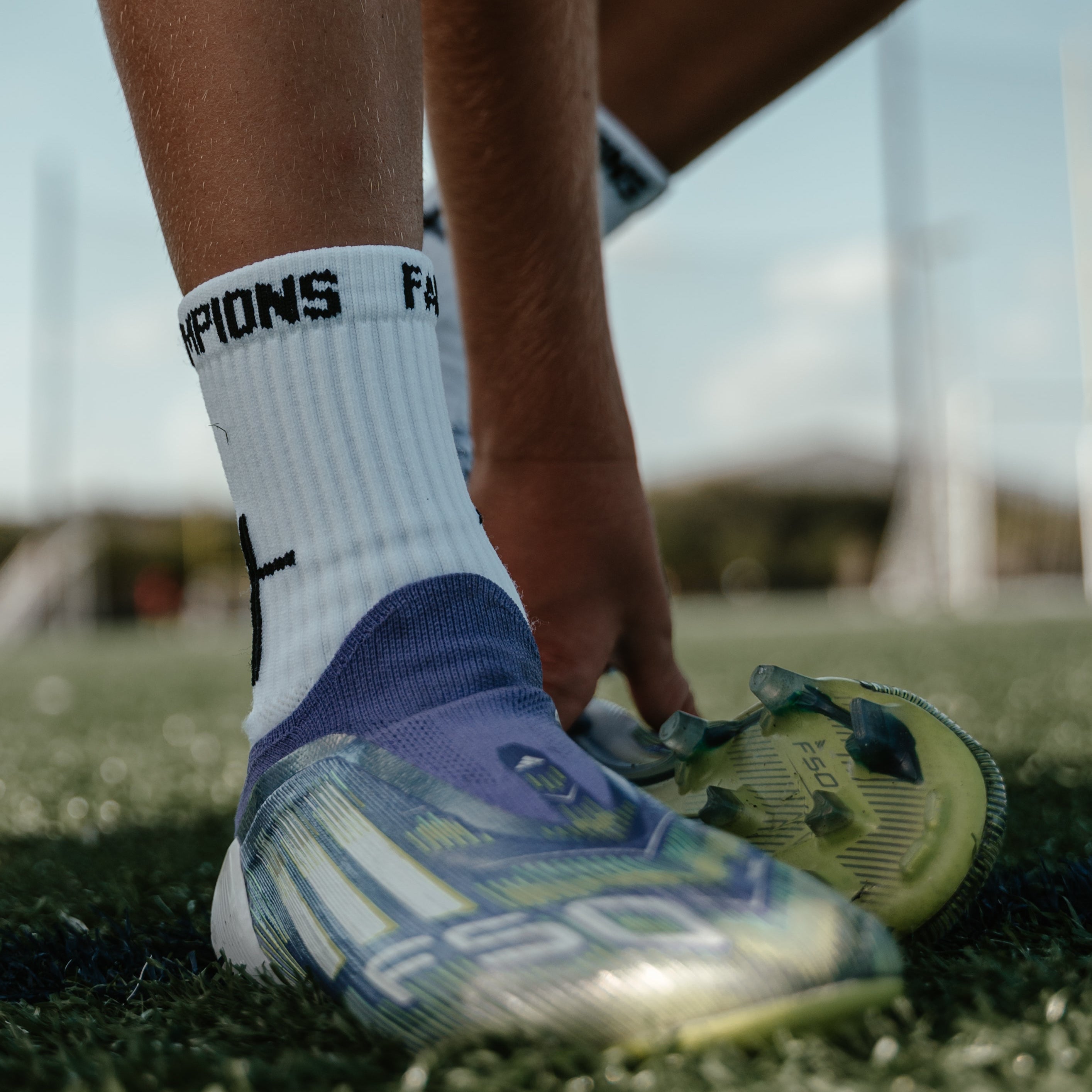 YOUTH 'CROSS' GRIP SOCKS