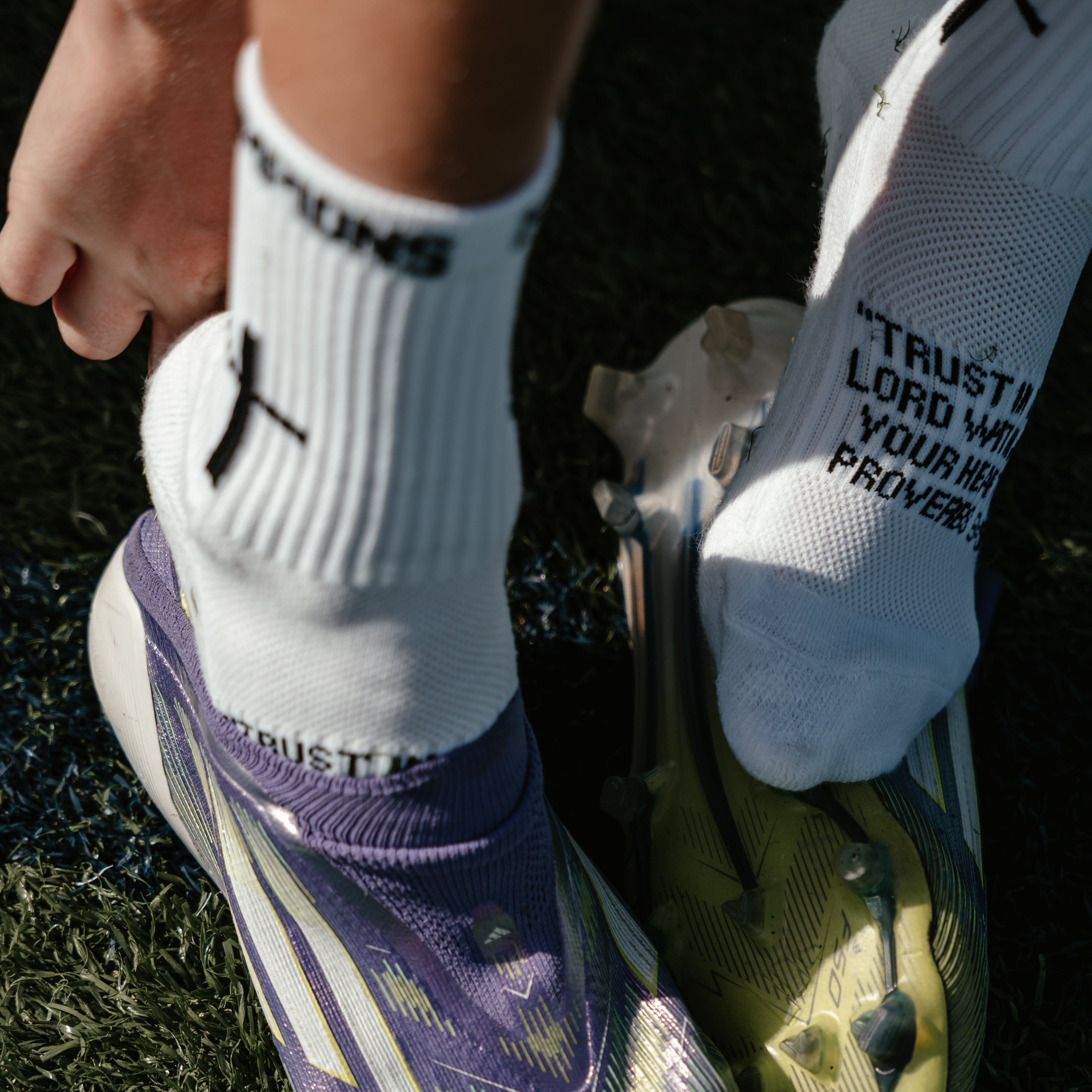 YOUTH 'CROSS' GRIP SOCKS